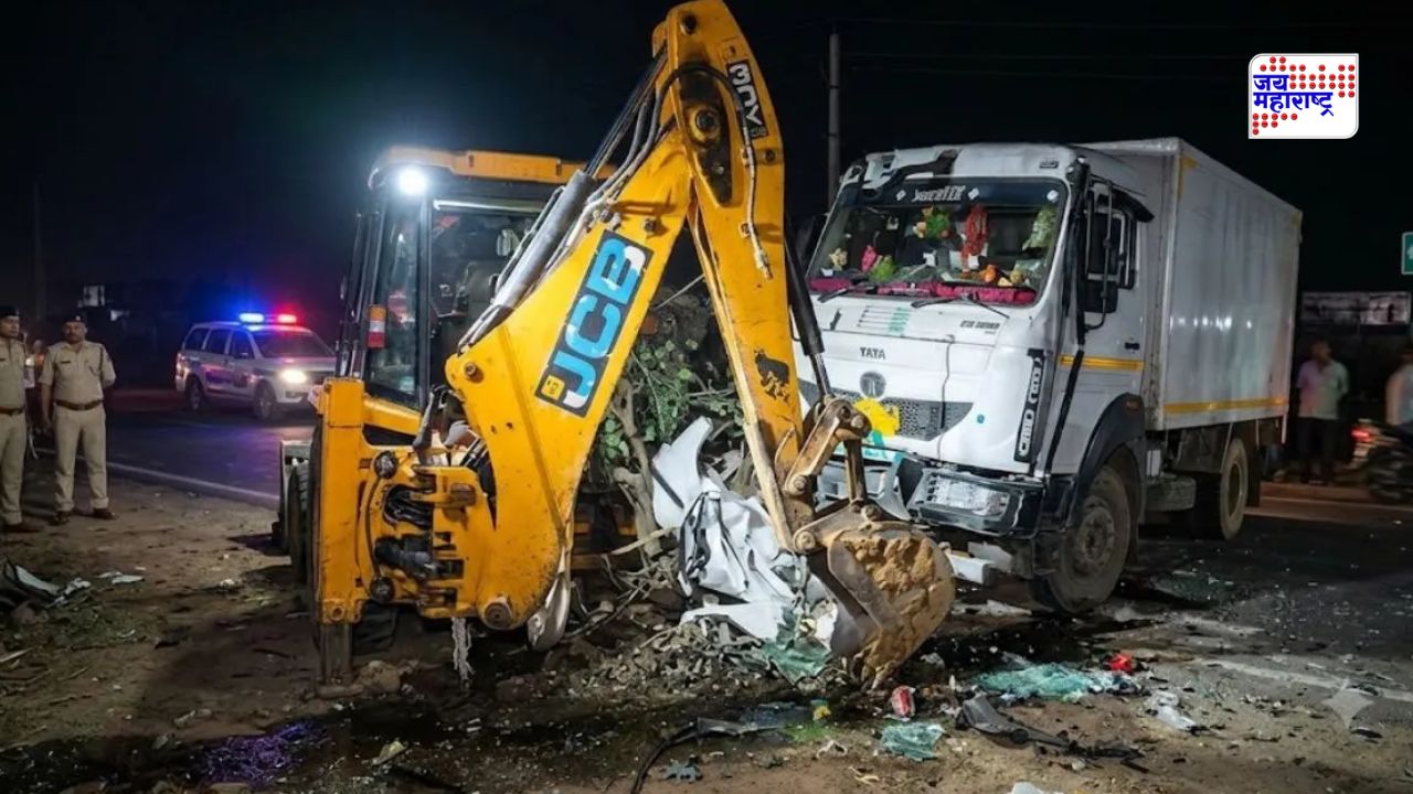 साखरपुड्याचा आनंद क्षणात मावळला! घराकडे परतणाऱ्या भरधाव ट्रॅक्टरची कारला धडक; अपघातात 3 मित्रांचा दुर्दैवी मृत्यू