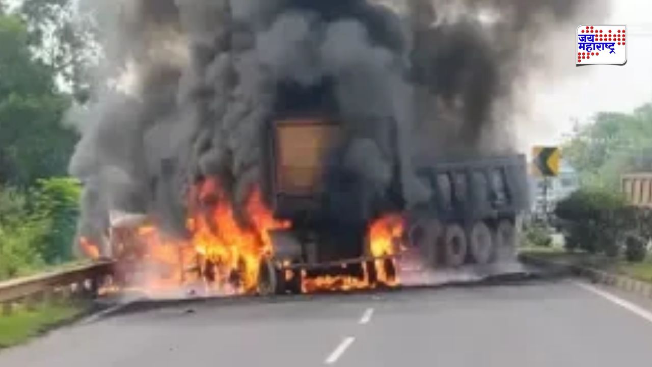 दुर्दैवी! दोन ट्रकची समोरासमोर भीषण धडक; अपघातानंतर आग लागल्याने दोन्ही चालकांचा होरपळून मृत्यू