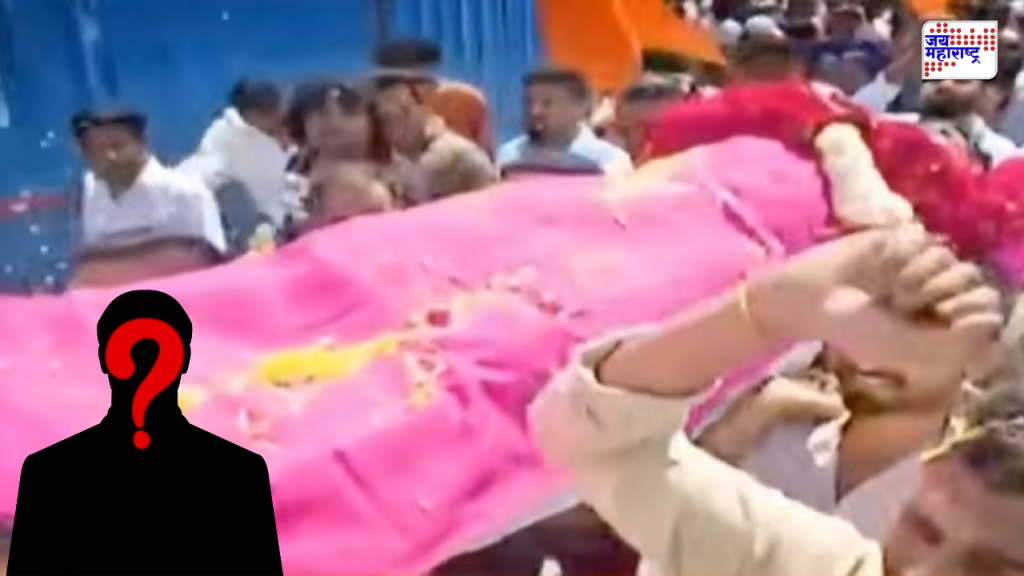 व्हायरल होण्यासाठी काहीही! अर्ज भरण्यासाठी चक्क तिरडीवर झोपून आला उमेदवार; Viral Video मध्ये नेमकं काय?