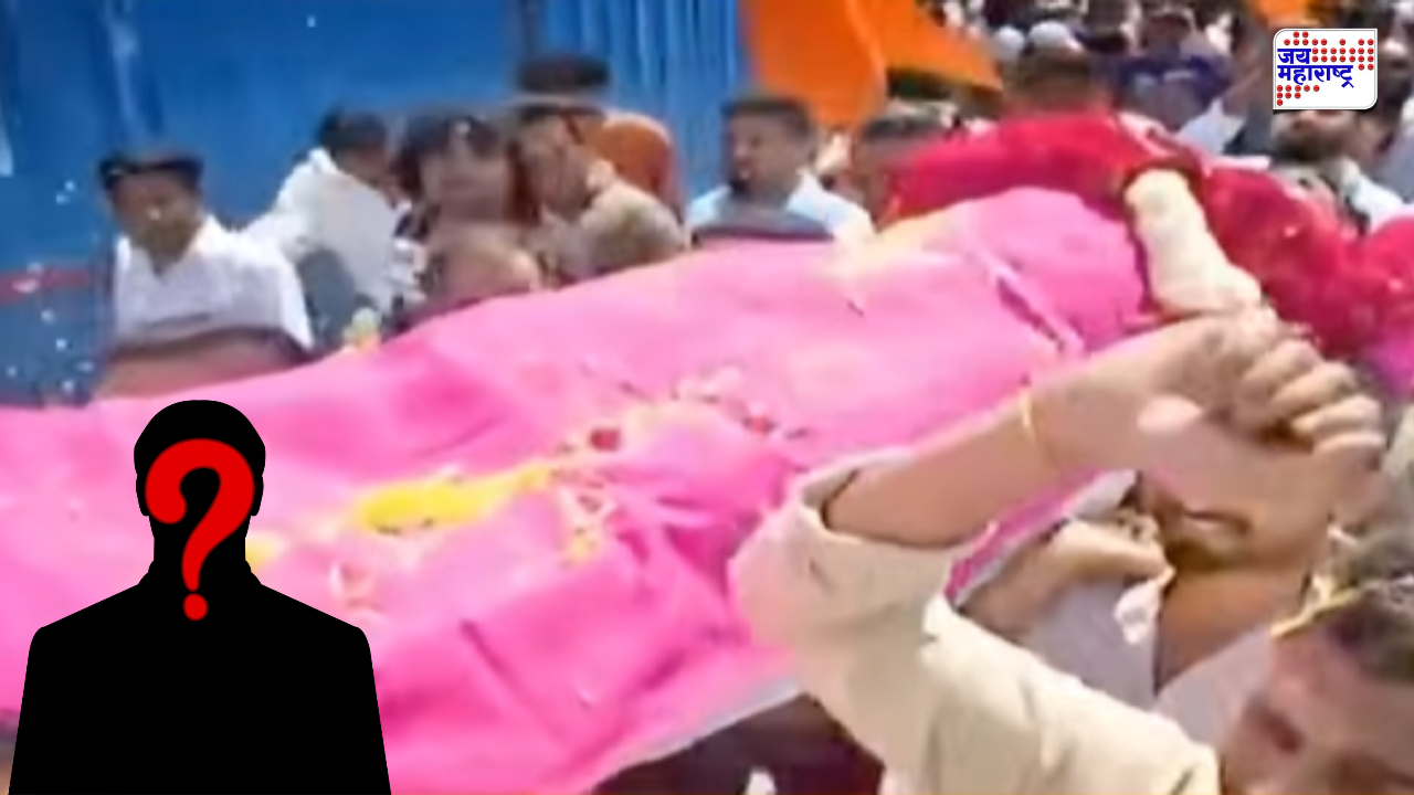 व्हायरल होण्यासाठी काहीही! अर्ज भरण्यासाठी चक्क तिरडीवर झोपून आला उमेदवार; Viral Video मध्ये नेमकं काय?