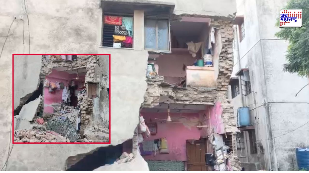 अकोल्यात धक्कादायक दुर्घटना! इमारतीचा काही भाग कोसळून 4 मुली ढिगाऱ्याखाली; एकीचा पाय फ्रॅक्चर