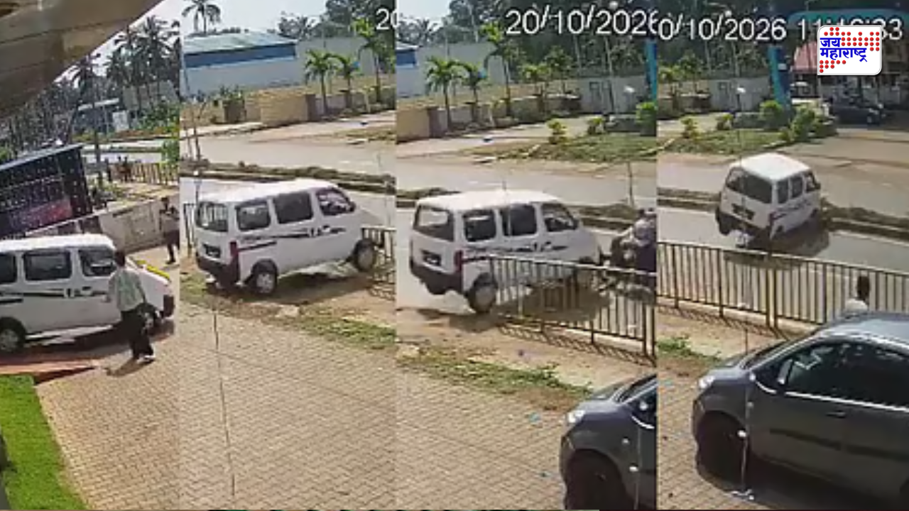 धक्कादायक! नवी कोरी कार शोरूममधून बाहेर काढताच भीषण अपघात; दुचाकीस्वारांना उडवले, CCTV व्हिडीओ व्हायरल