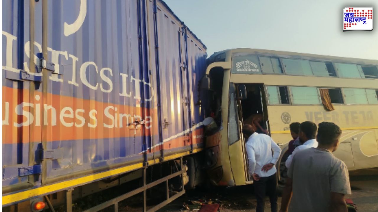 येवला-नांदगाव रोडवर भीषण अपघात! सोमठाणा घाटात कंटेनर आणि लक्झरी बसची धडक, एकाचा मृत्यू; 20 जण जखमी