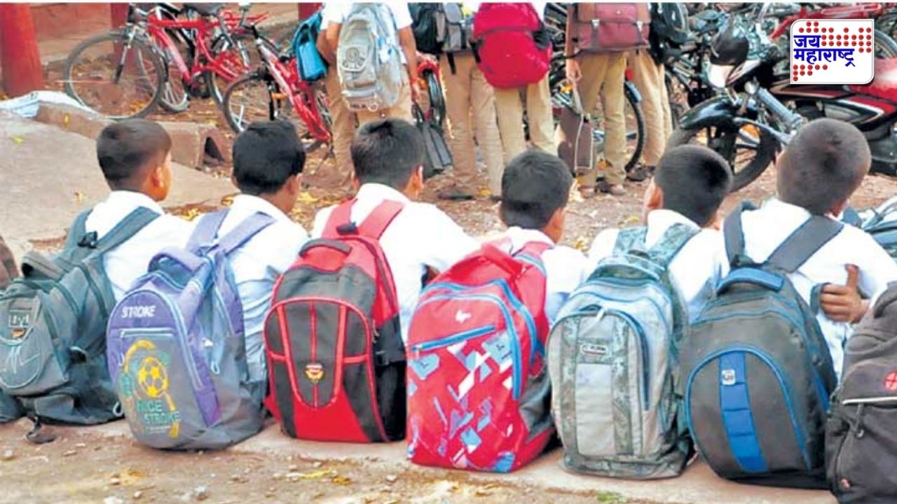स्कूल बॅगमध्ये पुस्तकं नाही तर चक्क कोयता! शाळकरी मुलांच्या कारनाम्याने अहिल्यानगरमध्ये खळबळ