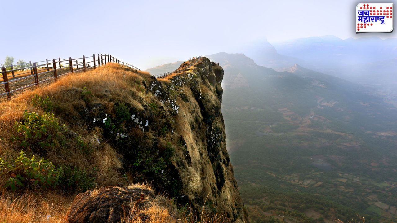 रायगडच्या टकमक टोकावर गेला, घरच्यांना फोन अन् काही क्षणांत मोबाईल बंद…; ठाण्यातल्या तरुणासोबत नेमकं काय घडलं?