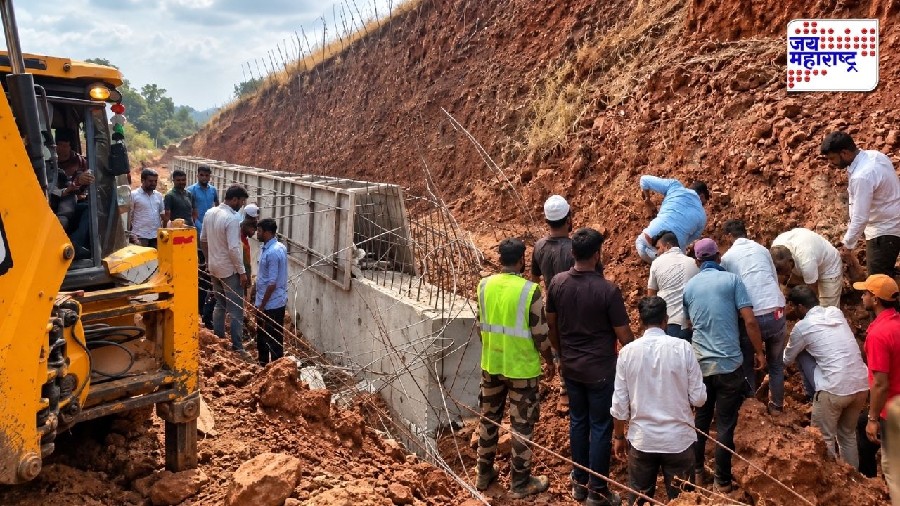 सोलापूर राष्ट्रीय महामार्गावर मजूर मातीच्या ढिगार्‍याखाली; एक जण जखमी तर...
